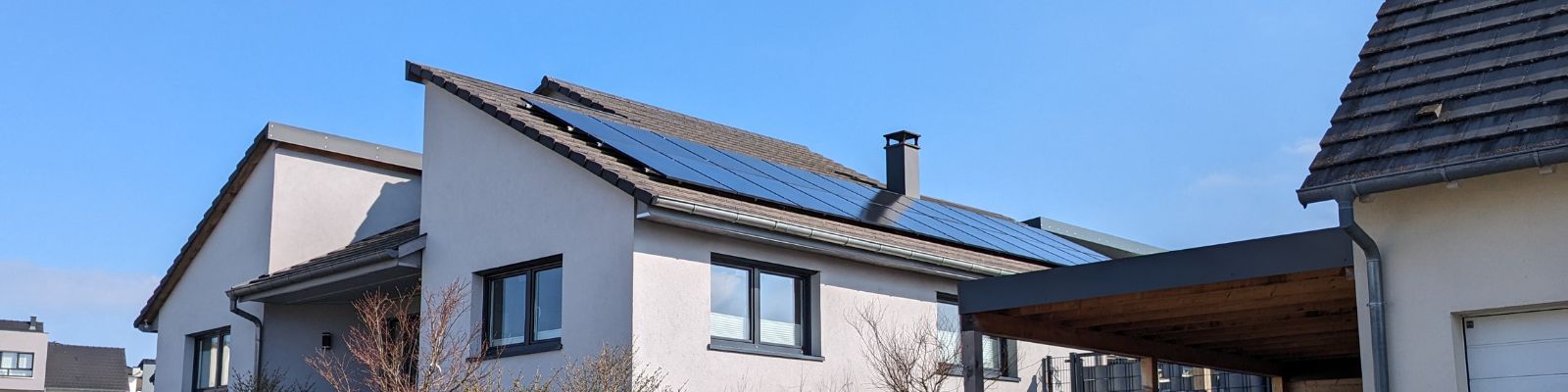 Installation d'un panneau solaire sur la toiture